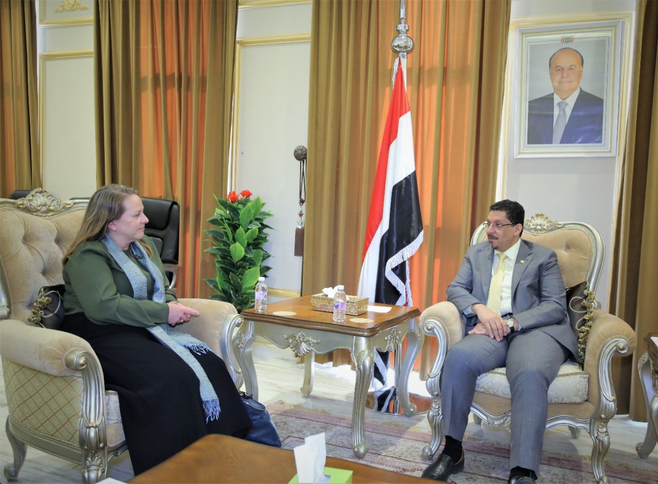 وزير الخارجية يحذر.. التصعيد الحوثي يهدد بنسف عملية السلام ويفاقم الأزمة الإنسانية