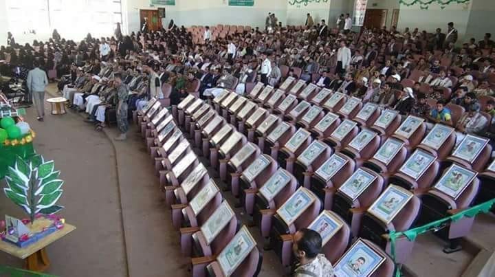صورة .. الحوثي يحول طلاب جامعة ذمار الى صور معلقة على الكراسي