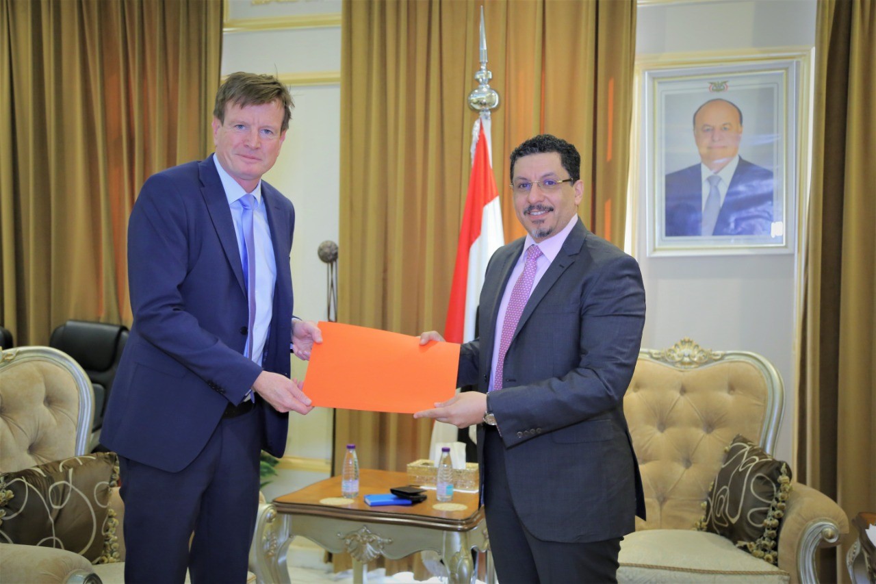وزير الخارجية يبحث مع السفير النرويجي ملف خزان صافر وجرائم الحوثي بالعبدية