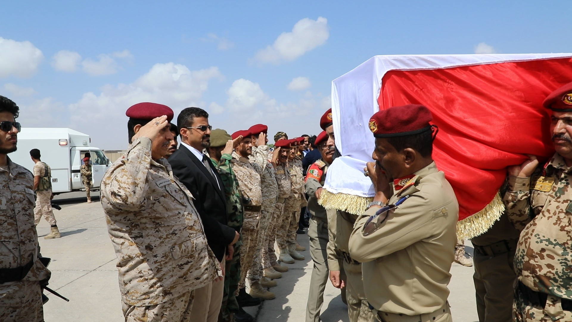 رئيس الأركان يستقبل جثمان الشهيد اللواء صالح الزنداني لدى وصوله عدن