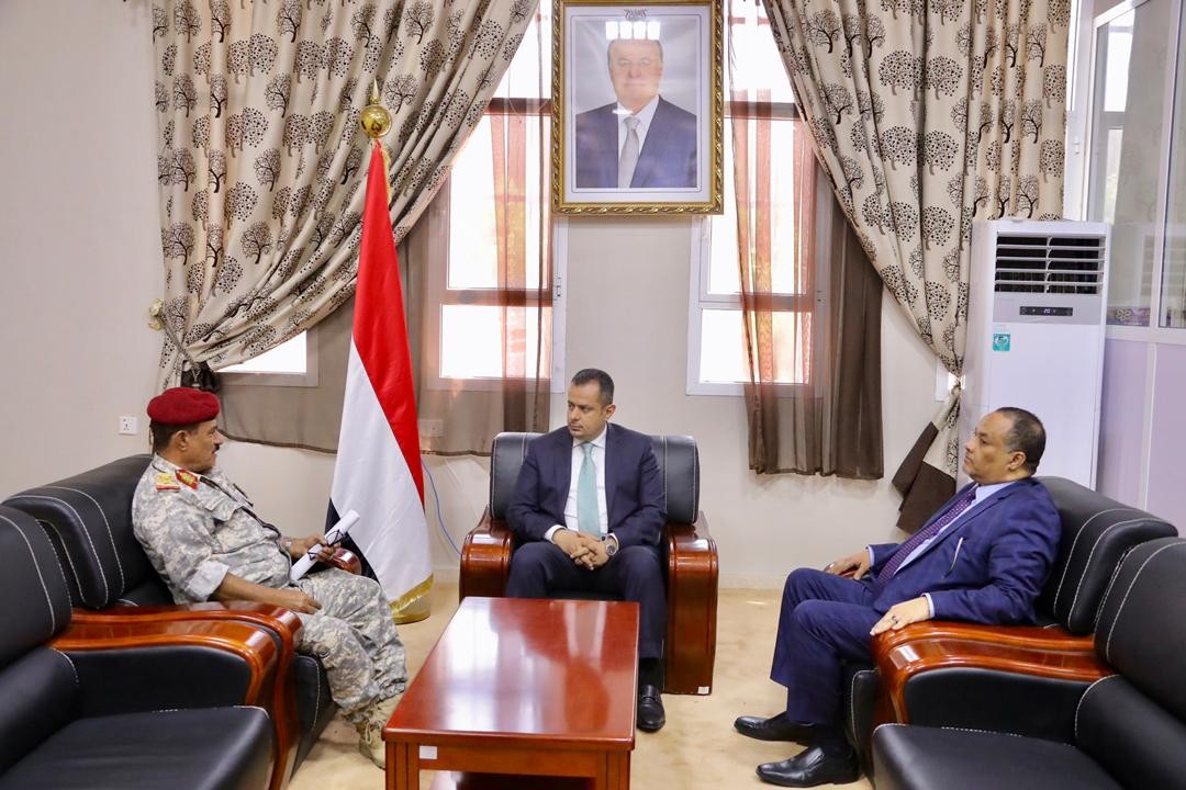 رئيس الوزراء يطلع من محافظ الضالع على مستجدات الأوضاع العسكرية والخدمية والأمنية في المحافظة