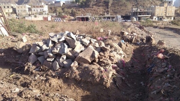 نافذون حوثيون يسطون على أكبر مقبرة في العدين بإب ويهدمون ضريح أثري