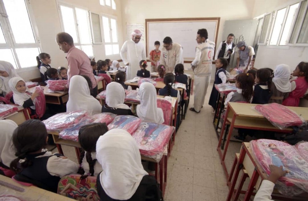 هلال الإمارات يوزع حقائب مدرسية على طلاب حضرموت