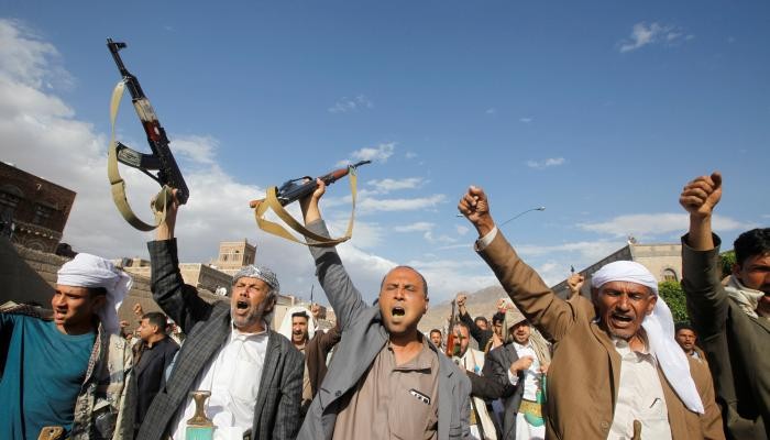 المليشيات الحوثية تسعى لسلب وظائف أكثر من 50 ألف شخص من وظائفهم