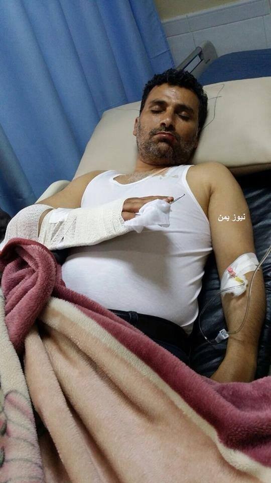 شاهد الصورة : رئيس تحرير " الشارع " في المستشفى بعد الاعتداء علية 