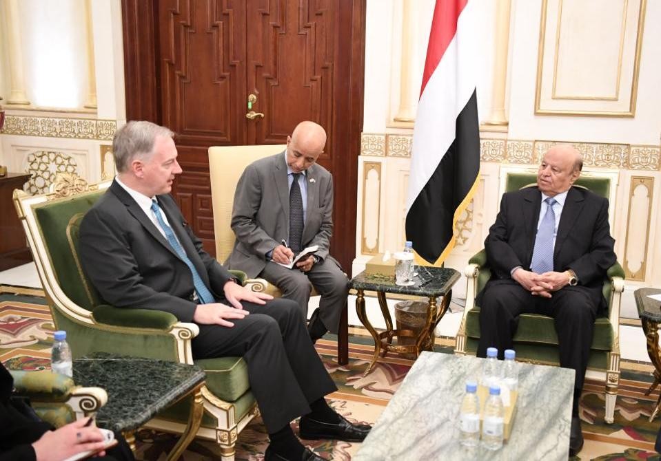 خلاصة اللقاء الذي جرى بين فخامة الرئيس هادي والسفير الأمريكي لدى اليمن