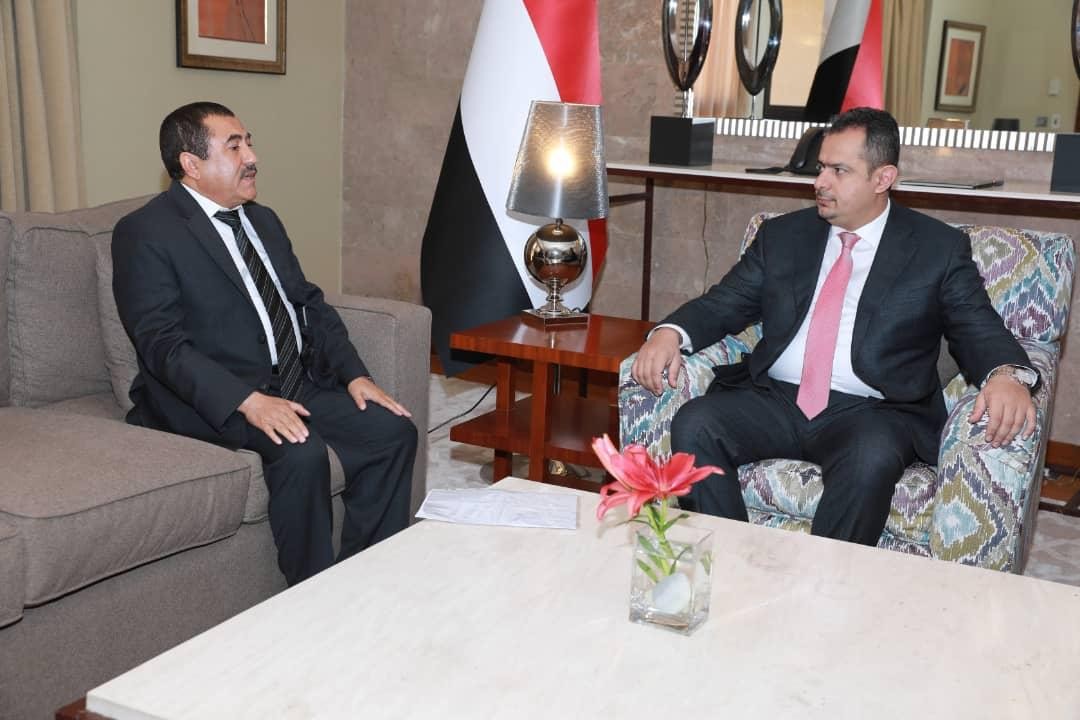 رئيس الوزراء يدعو الجيش والقبائل في حجة لمواجهة الحوثيين ويؤكد على تقديم الحكومة بالدعم الكامل
