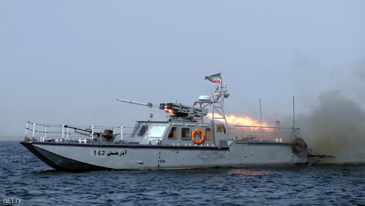 زوارق حربية ايرانية تعترض سفينة امريكية في مضيق هرمز