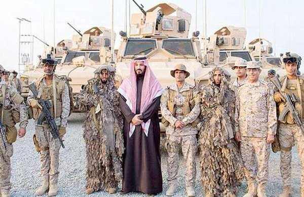 شاهد : وزير الدفاع الأمير«محمد بن سلمان» يفاجئ الجميع ويظهر على الحدود اليمنية 