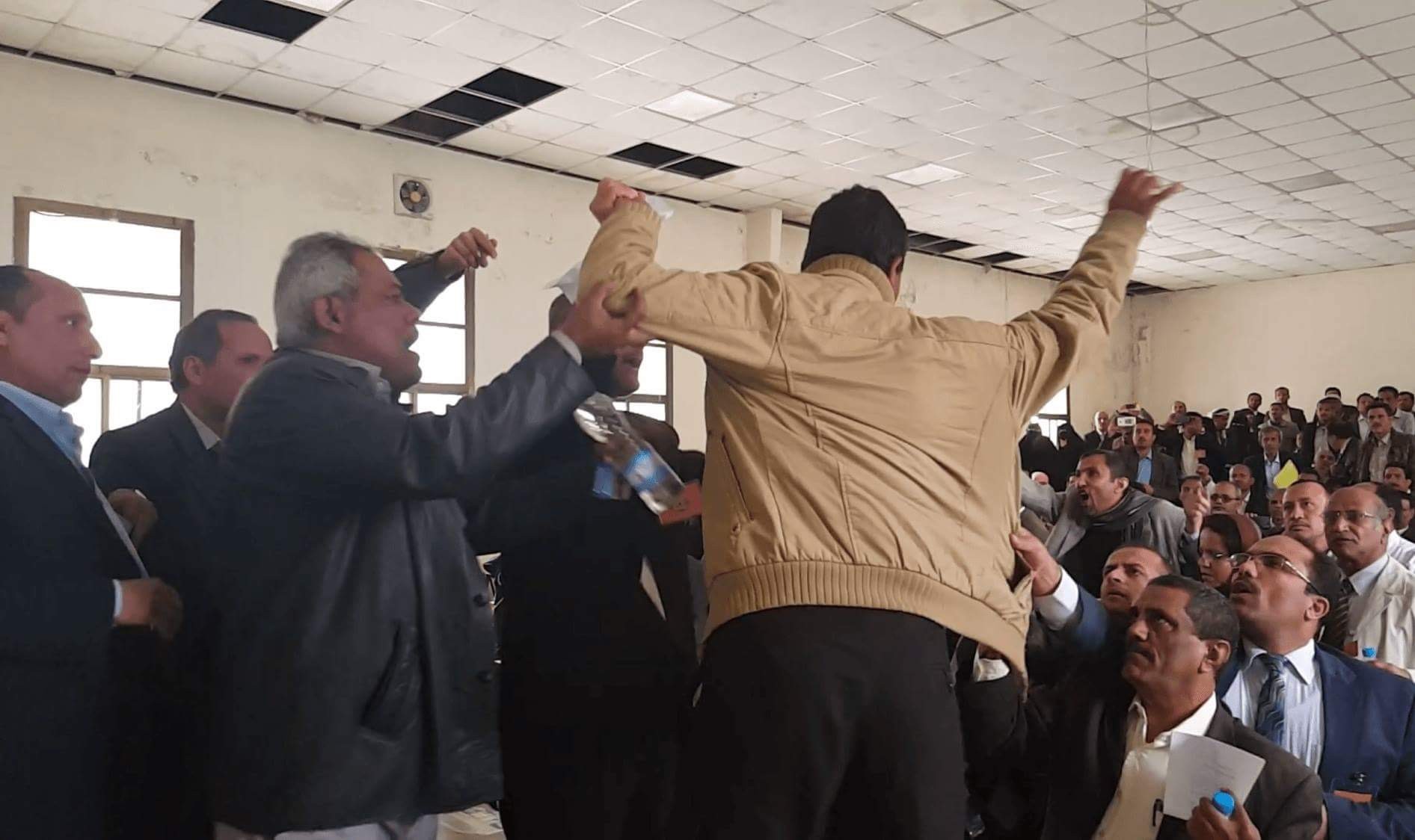 عاجل : الاعتداء على نقابة التدريس بجامعة صنعاء من قبل حوثيين واستقالة نائب رئيس الجامعة احتجاجا على ذلك