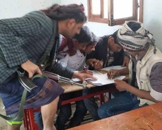 بالصورة.. مسلحون حوثيون يقتحمون مركز امتحاني في ذمار