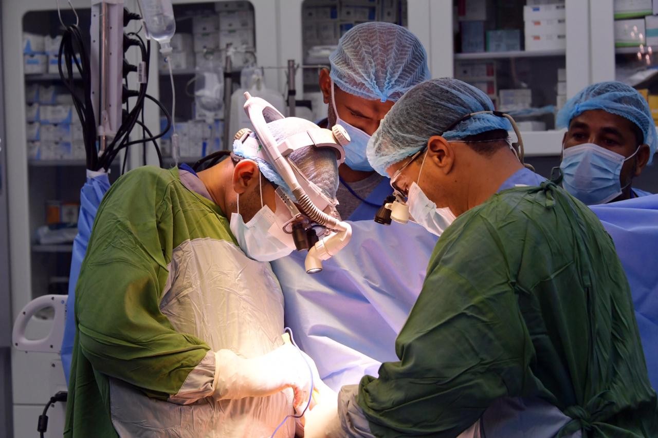 مركز الملك سلمان يجري عملية جراحية قلب مفتوح و 9 حالات قسطرة لأطفال اليمن