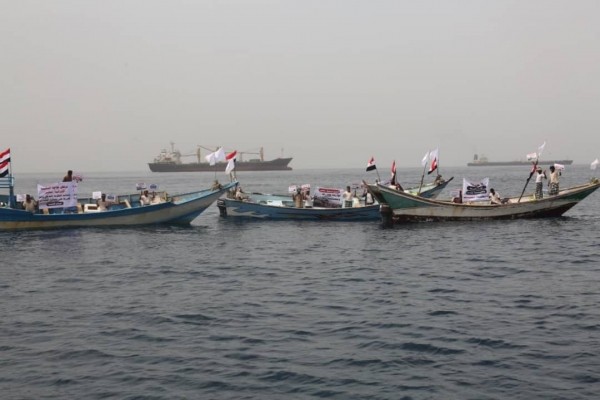 صيادون يمنيون: السفينة الإيرانية "سافيز" وتزرع الألغام الحوثية في البحر الأحمر