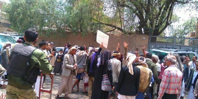 "صورة" المليشيات تعتقل متظاهرين في صنعاء
