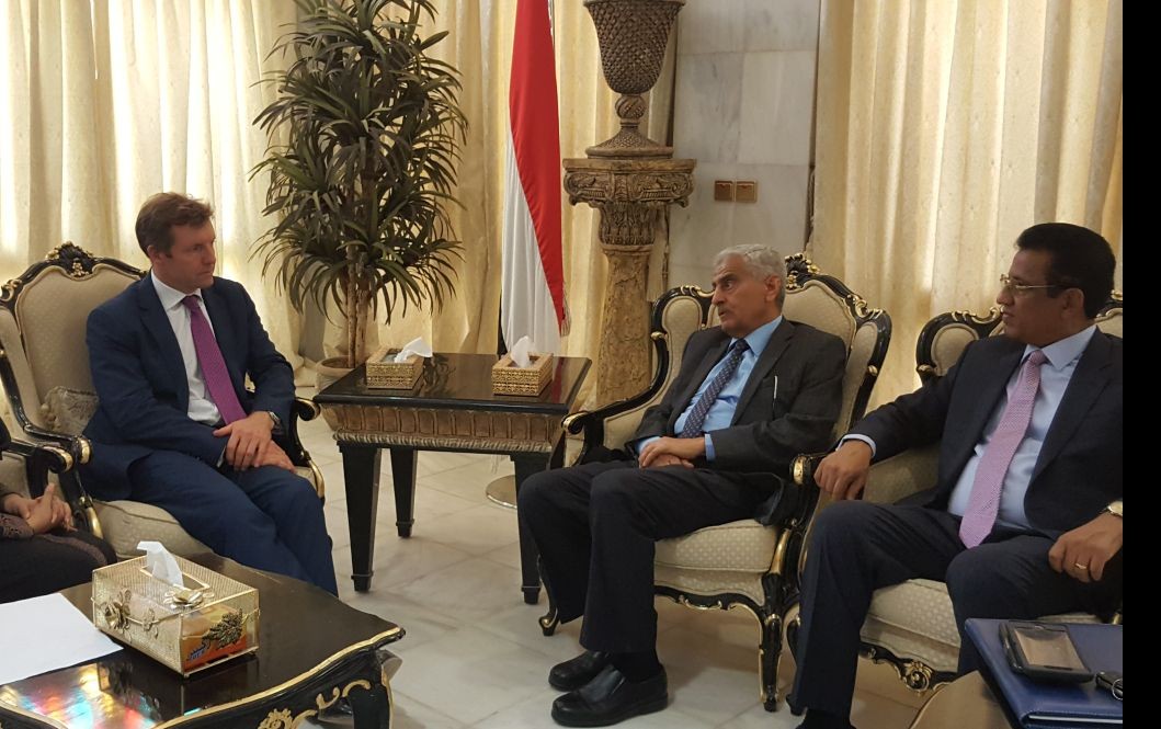 لقاء يجمع السفير البريطاني بوزير الداخلية حسين عرب