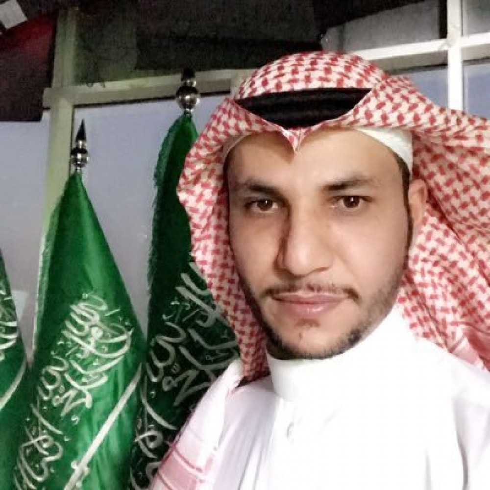 إعلامي سعودي يتهم ما يسمى بالمجلس الانتقالي والحوثي بالعمالة لـ"إيران" والإصلاح لقطر 