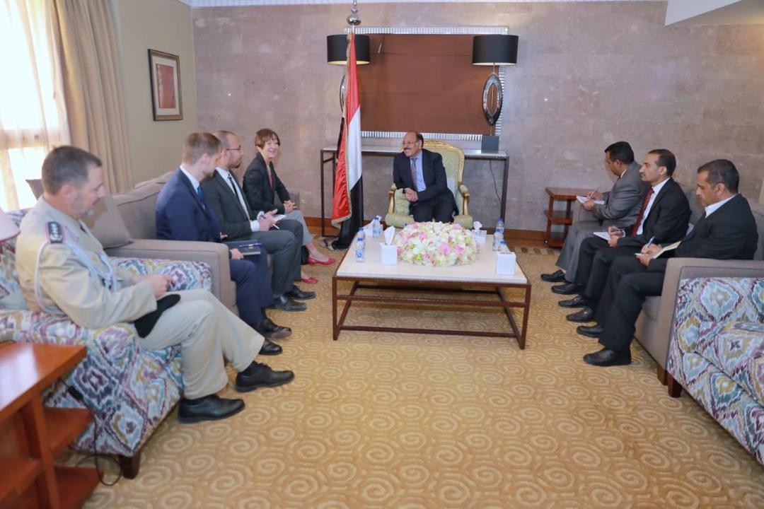 نائب الرئيس يُطلع سفير المانيا على جرائم الحوثيين بحق الشعب اليمني
