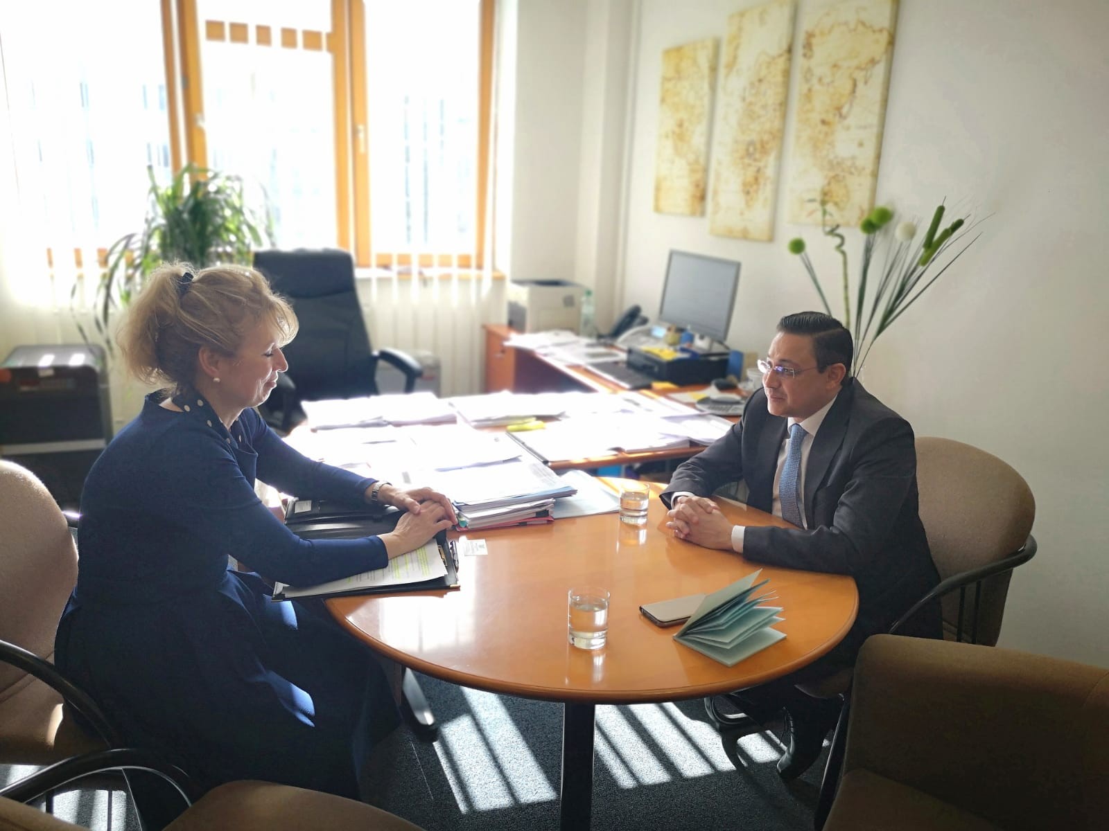 السفير شجاع يلتقي مسئول سلوفاكي والأخير يؤكد بلاده لجهود إحلال السلام في اليمن