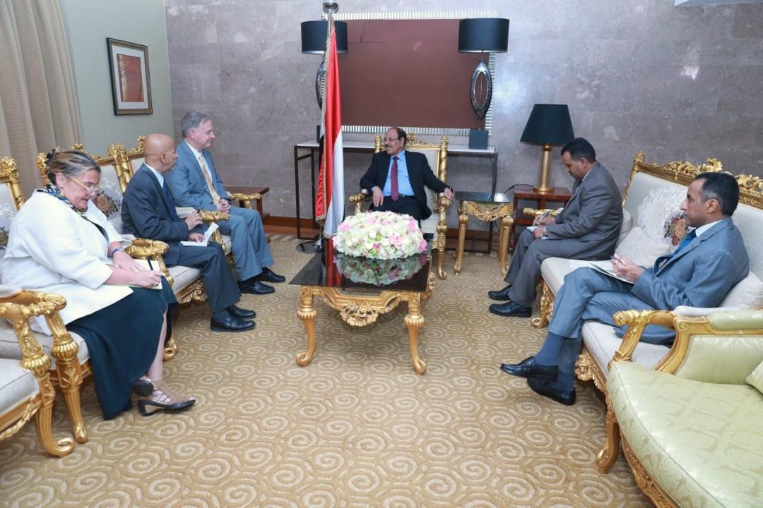 نائب الرئيس يلتقي السفير الأمريكي ويؤكد استمرار الشرعية في العمل على استعادة الدولة ومواجهة الحوثي وداعش