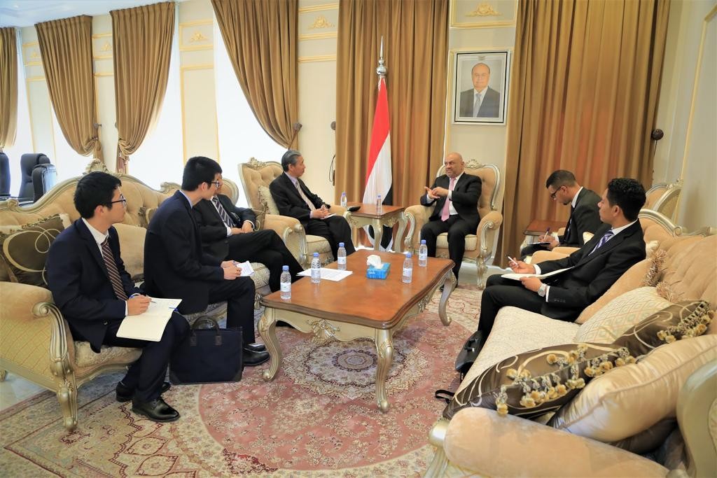 لقاء يجمع اليماني مع السفير الصيني والأخير يؤكد اهتمام بلاده بتطوير العلاقات مع اليمن