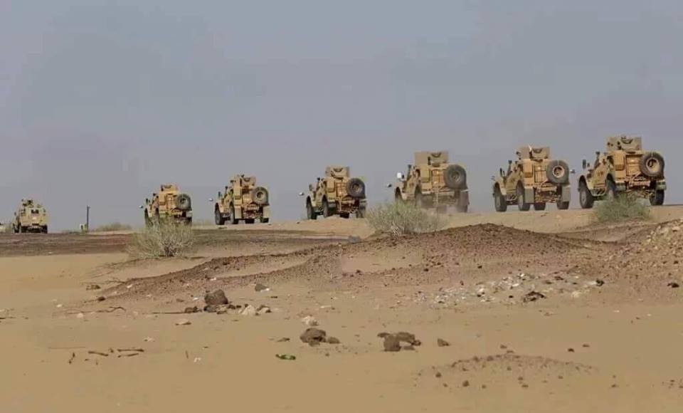 دبابات ومدرعات وناقلات جند ومدافع ذاتية الحركة، التحالف يدفع بتعزيز عسكري ضخم باتجاه الحديدة.