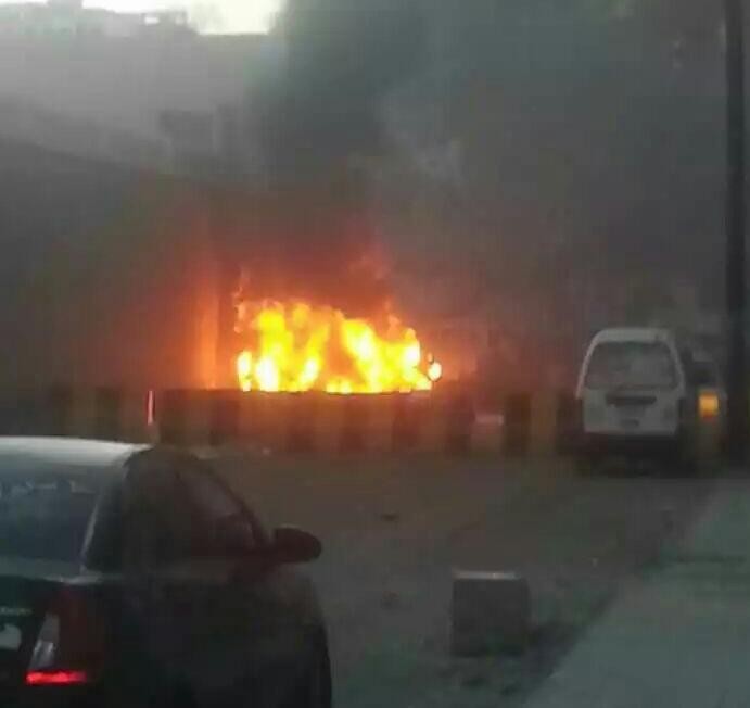 قوات الأمن في عدن تحبط هجوما لسيارة مفخخة كانت تستهدف البنك المركزي وتفجرها قبل وصلها الهدف