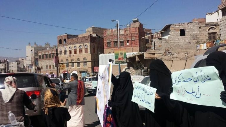 "بالصور" رفع لافتات شكر لعبد ربه منصور هادي في قلب العاصمة صنعاء، والحوثيون يلزمون الصمت