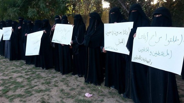وقفة لأمهات المختطفين في صنعاء تدين التعذيب حتى الموت بحق المعتقلين