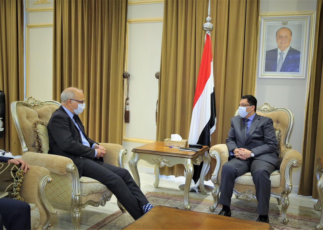 وزير الخارجية يبحث مع السفير البريطاني تطورات الأحداث في الساحة اليمنية
