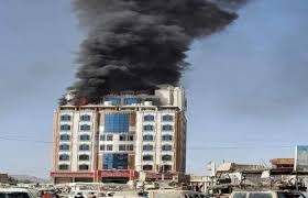 حريق هائل يلتهم أكبر فنادق محافظة صعدة (صور)