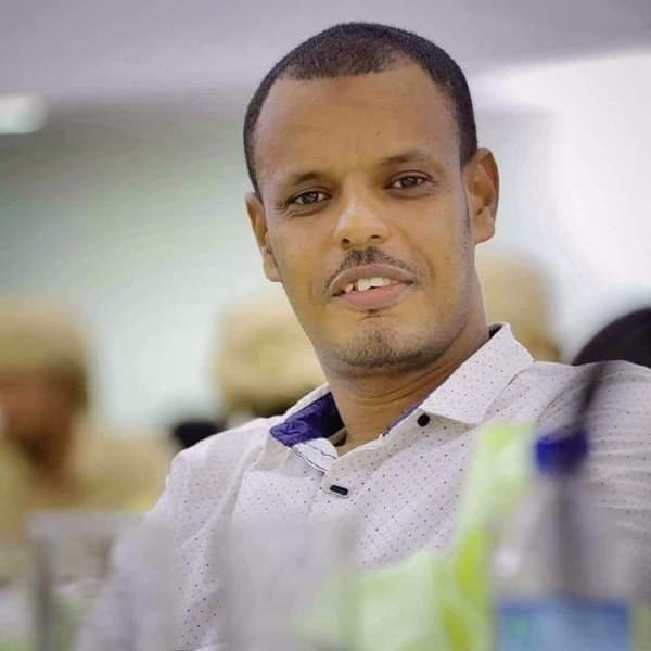 حضرموت.. نقل صحفي معتقل في سجن الاستخبارات إلى أحد المستشفيات بعد تدهور حالته الصحية