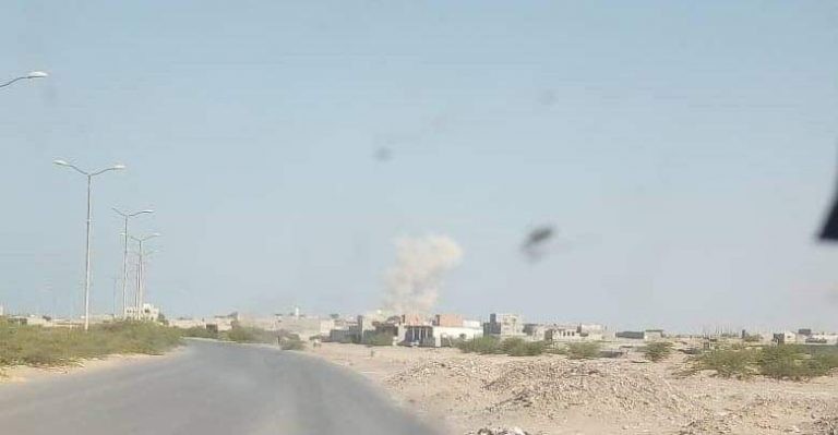 سقوط صاروخ أطلقته مليشيا الحوثي على حي منظر بالحديدة