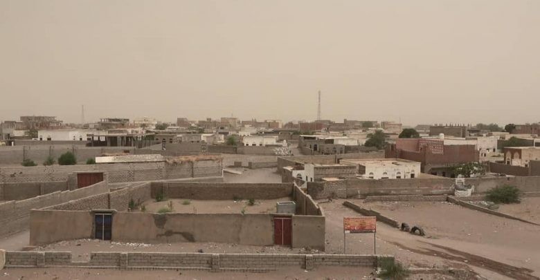 مليشيا الحوثي تمطر الأحياء السكنية في التحيتا بالقذائف الصاروخية