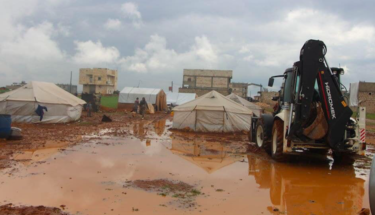 أضرار بالغة في مخيمات النازحين بثلاث محافظات نتيجة الأمطار الغزيرة