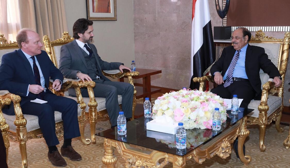 نائب الرئيس يطلع القائم بأعمال السفير البريطاني على العراقيل التي تضعها مليشيا الحوثي أمام اتفاق الحديدة