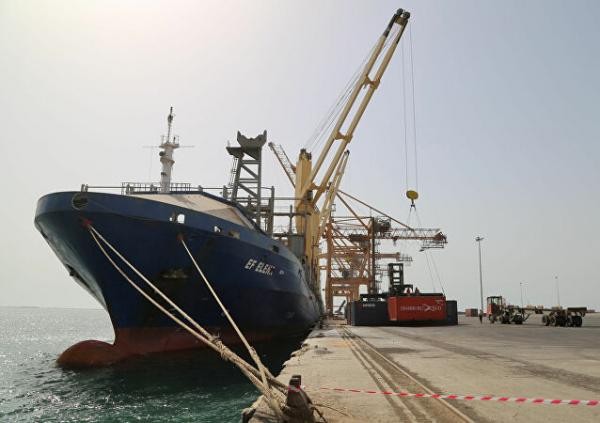 مصدر اقتصادي يفند مزاعم مليشيا الحوثي بدخول سفينة حاويات إلى ميناء الحديدة