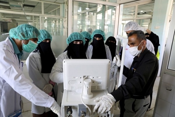 مسؤول حكومي يكشف وفاة عشرات الأطباء اليمنيين أثناء تصديهم لفيروس كورونا (الاسماء)