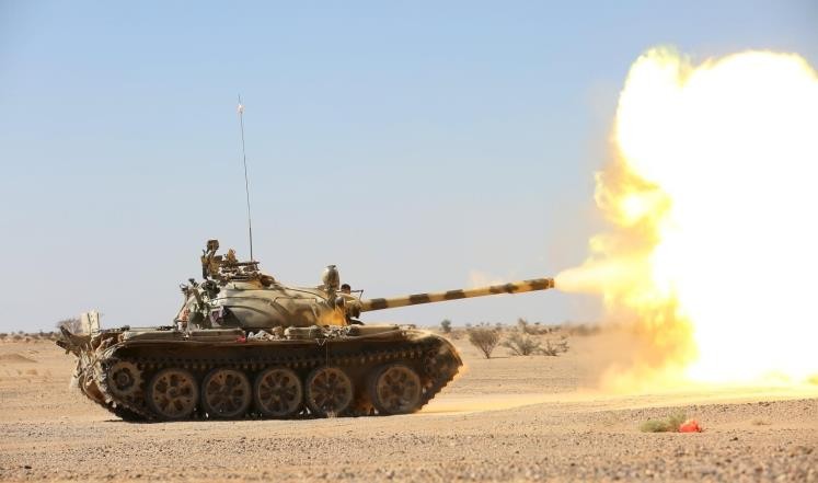 الجيش يقصف بالمدفعية مواقع المليشيا في محزام ماس بمأرب