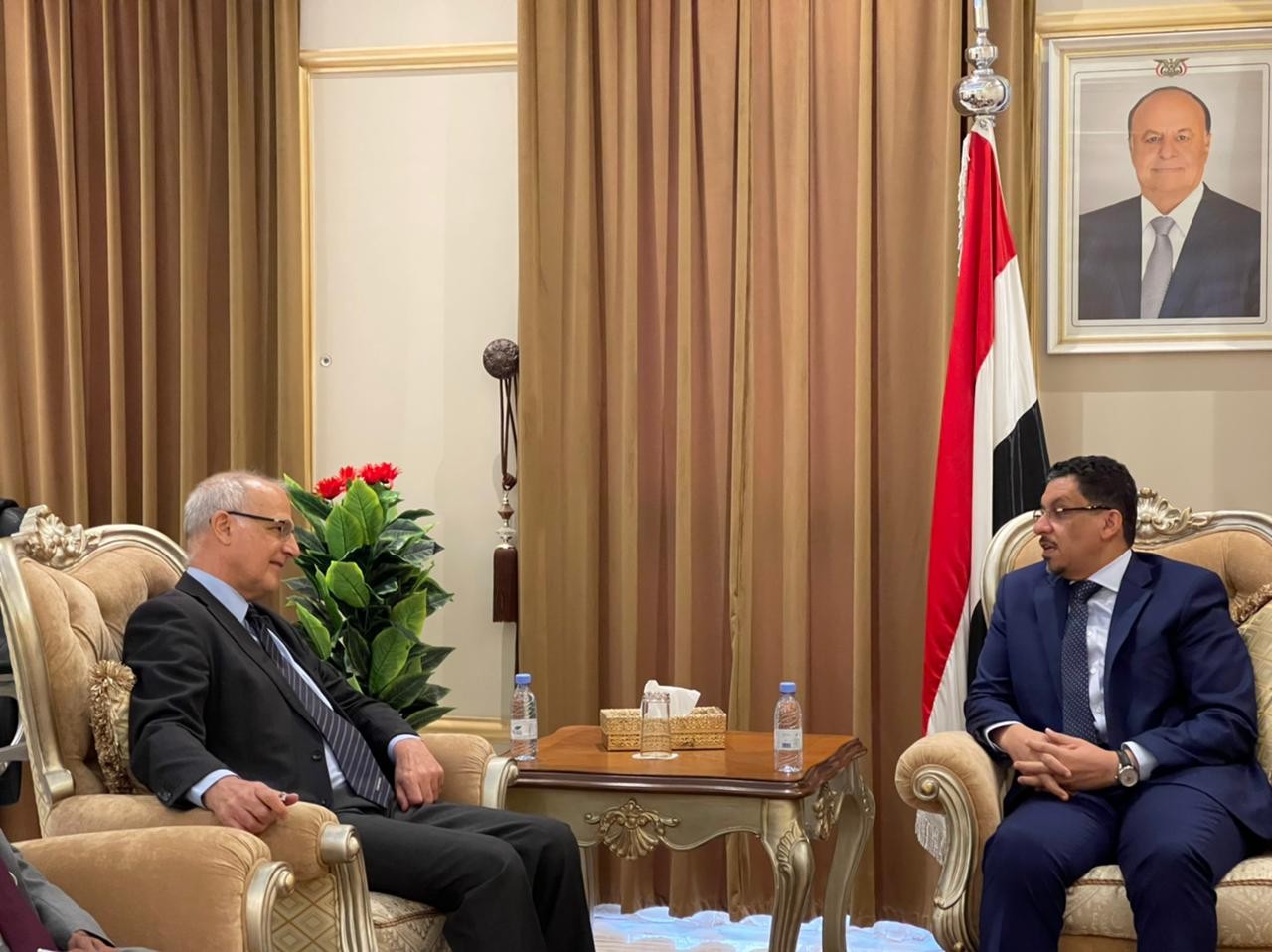 لقاء يجمع وزير الخارجية مع السفير البريطاني لمناقشة جهود إحلال السلام باليمن