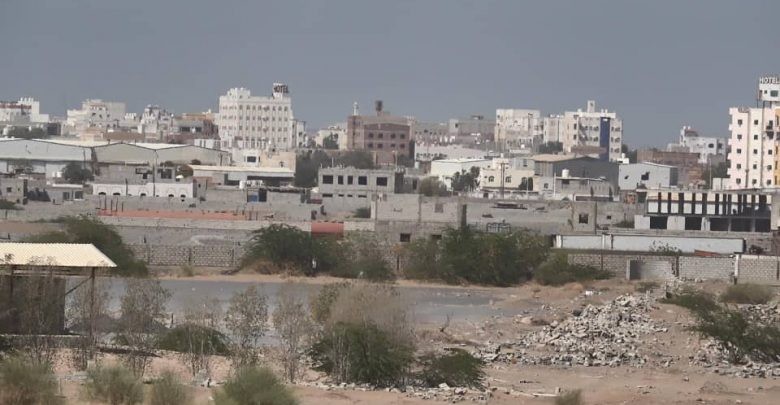 استهداف حوثي جديد يطال منازل المواطنين ويلحق بها أضرارًا بمدينة التُّحيتا