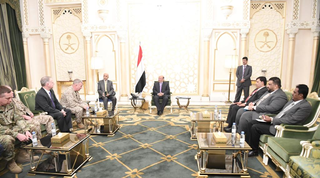الرئيس هادي يطلع قائد القيادة المركزية الأمريكية على التدخلات الإيرانية في اليمن
