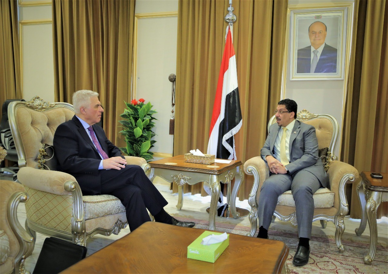 وزير الخارجية يُطلع السفير الروسي على جرائم الحوثي بحق المدنيين في العبدية