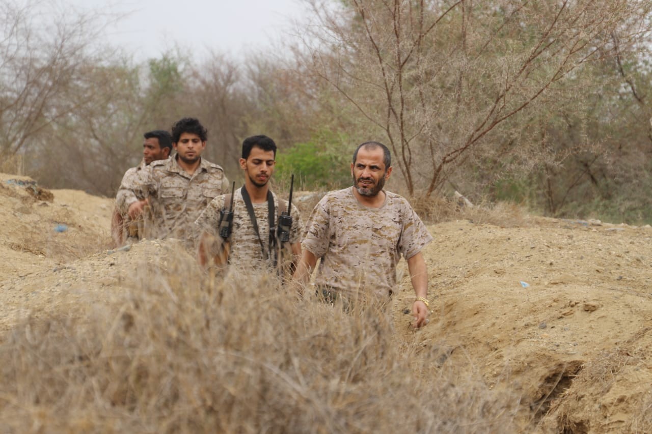 اللواء يحيى صلاح يتفقد أبطال الجيش في الخطوط الامامية بمحافظة حجة