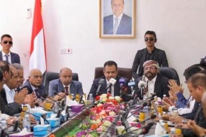 سياسي سعودي يكشف عن وصول رئيس الحكومة برفقة عدد من الوزراء إلى العاصمة المؤقتة عدن
